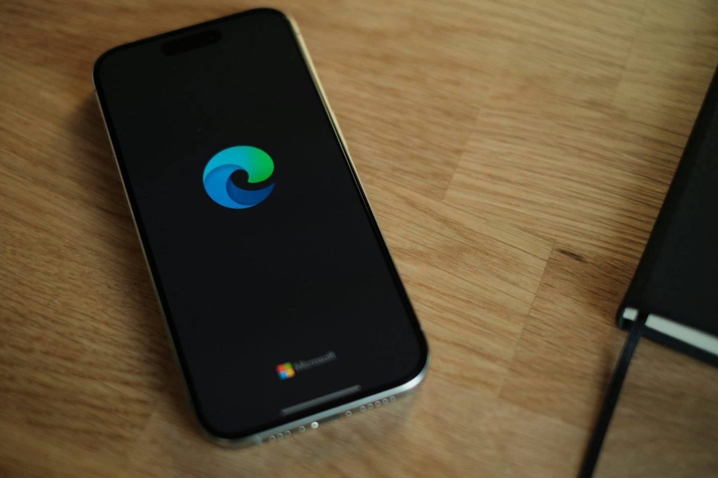 Microsoft tries to woo Google Chrome users with persistent pop-ups